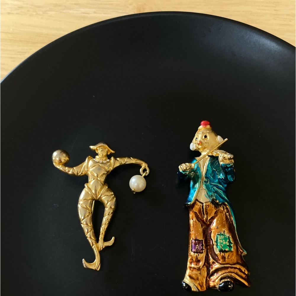Vintage sighed brooch set